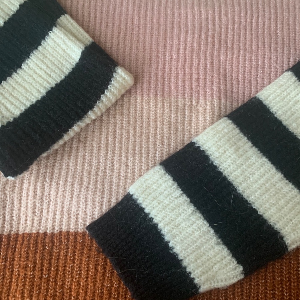Trendy UO Sweater - Picture 3 of 3